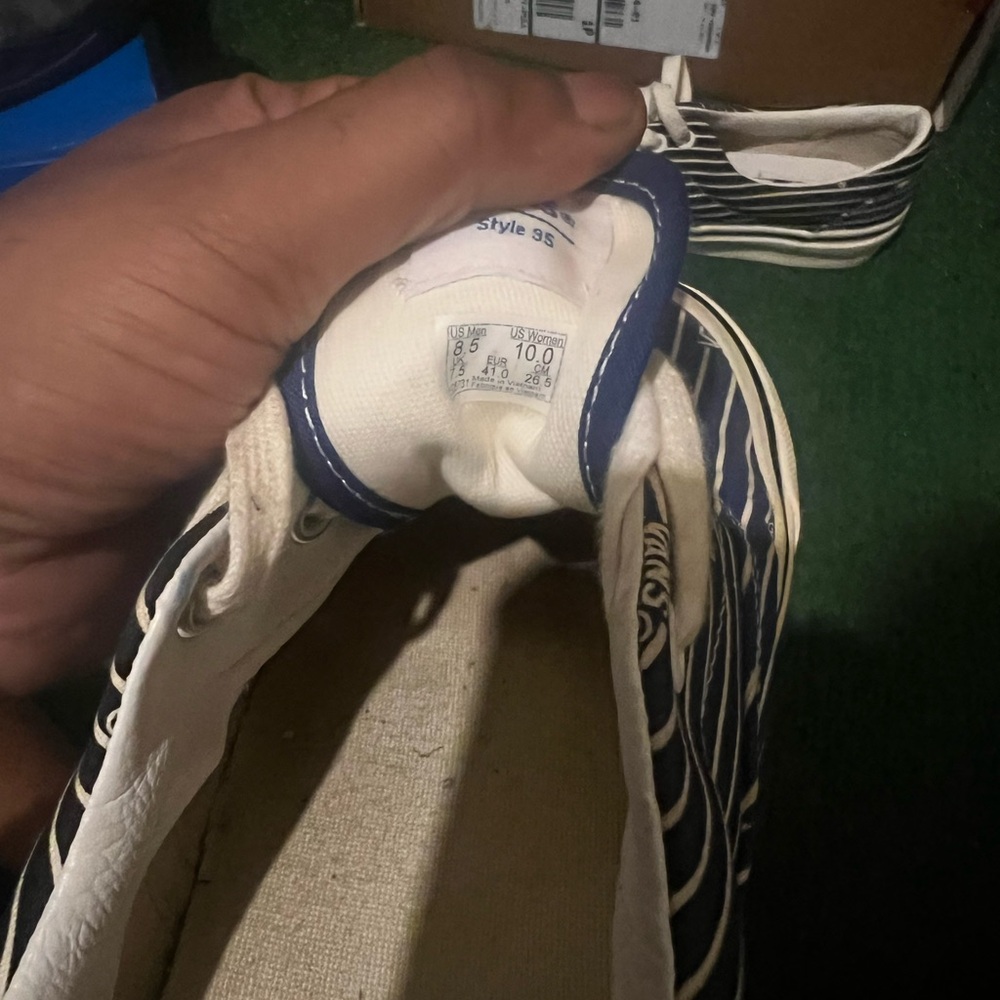 Size 10 women’s vans 8.5 men’s - Picture 3 of 4